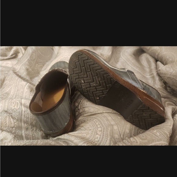 Dansko Women's Shiny Gray Mules - Picture 4 of 4
